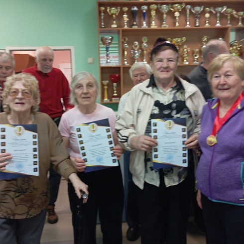 Ветераны спора провели соревнования по футбольному снайперу