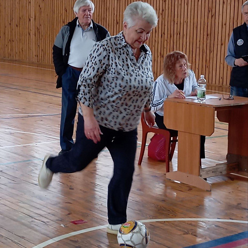 Ветераны спора провели соревнования по футбольному снайперу