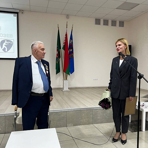 В Государственном учреждении «Витебская областная библиотека им. В.И.Ленина» тепло чествовали заслуженного тренера БССР по боксу Эдуарда Янушковского, которому исполнилось 90 лет!