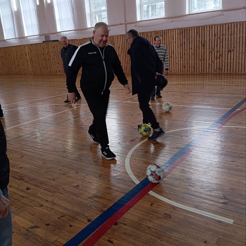 Ветераны спора провели соревнования по футбольному снайперу