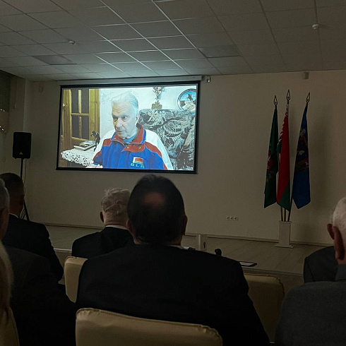 В Государственном учреждении «Витебская областная библиотека им. В.И.Ленина» тепло чествовали заслуженного тренера БССР по боксу Эдуарда Янушковского, которому исполнилось 90 лет!