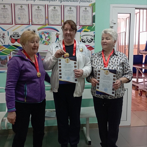 Ветераны спора провели соревнования по футбольному снайперу